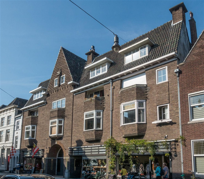 Het statige woon-winkelpand in de Vughterstraat.
              <br/>
              Marcel Westhoff, 2018-10-01